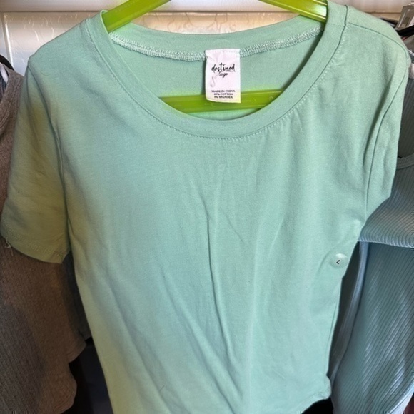 🔥Like New Tilly’s T-Shirt - Picture 1 of 2